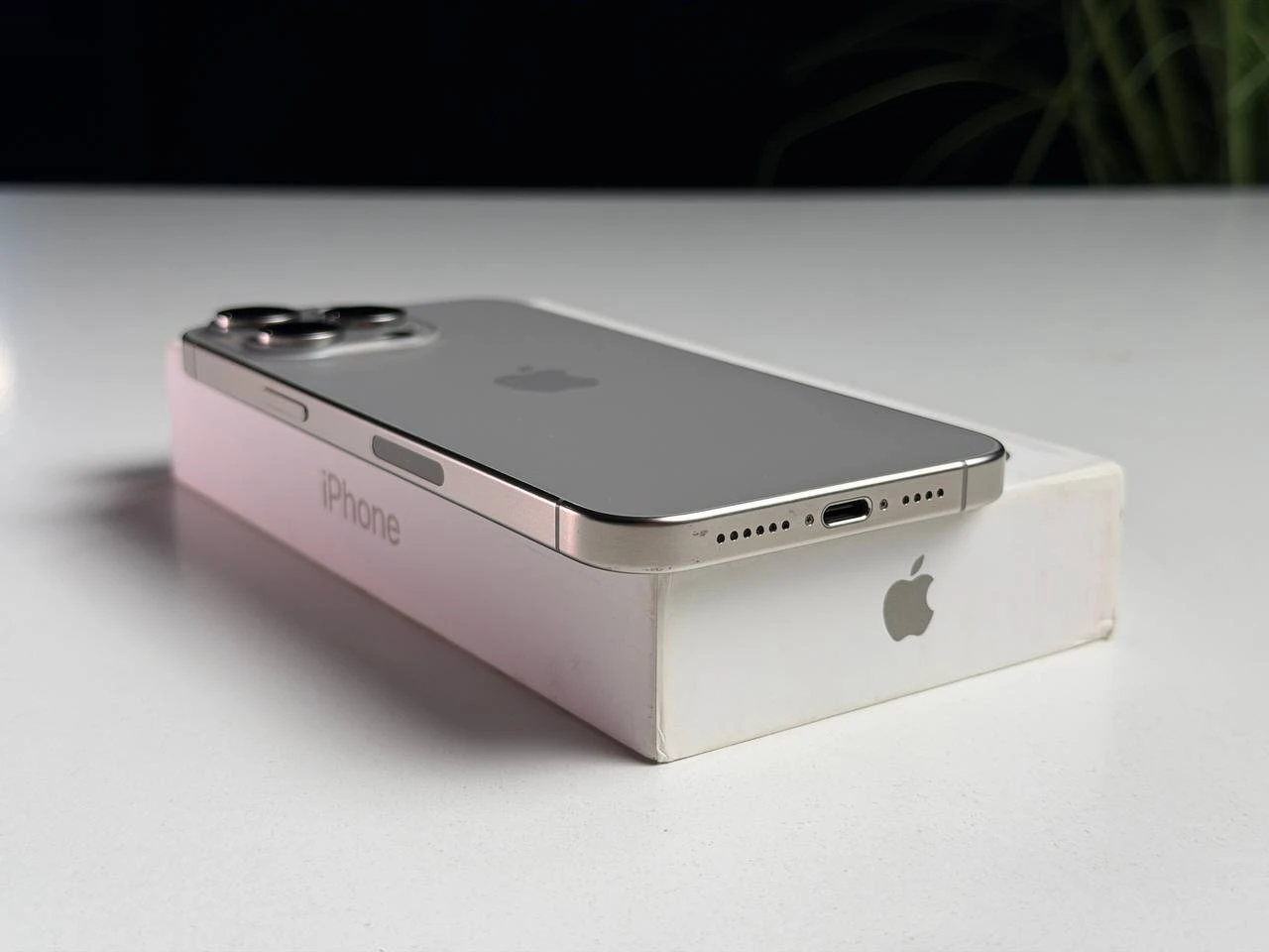 ВЖИВАНИЙ Б/У Apple iPhone 15 Pro Max 256GB Natural Titanium eSim (MU683) - Состояние: хороший | Аккумулятор: 100% | Комплектация: полный | Гарантия: 3 мес.