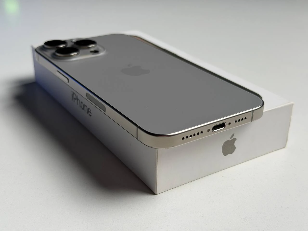 ВЖИВАНИЙ Б/У Apple iPhone 15 Pro Max 256GB Natural Titanium eSim (MU683) - Стан: гарний | Акумулятор: 87% | Комплектація: повний | Гарантія: 3 міс.
