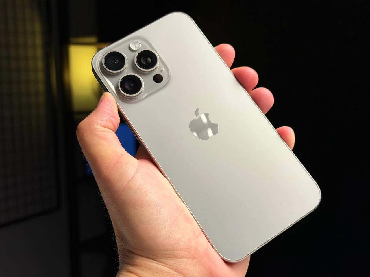 ВЖИВАНИЙ Б/У Apple iPhone 15 Pro Max 256GB Natural Titanium (MU793) - Стан: гарний | Акумулятор: 90% | Комплектація: iPhone, кабель | Гарантія: 3 міс.