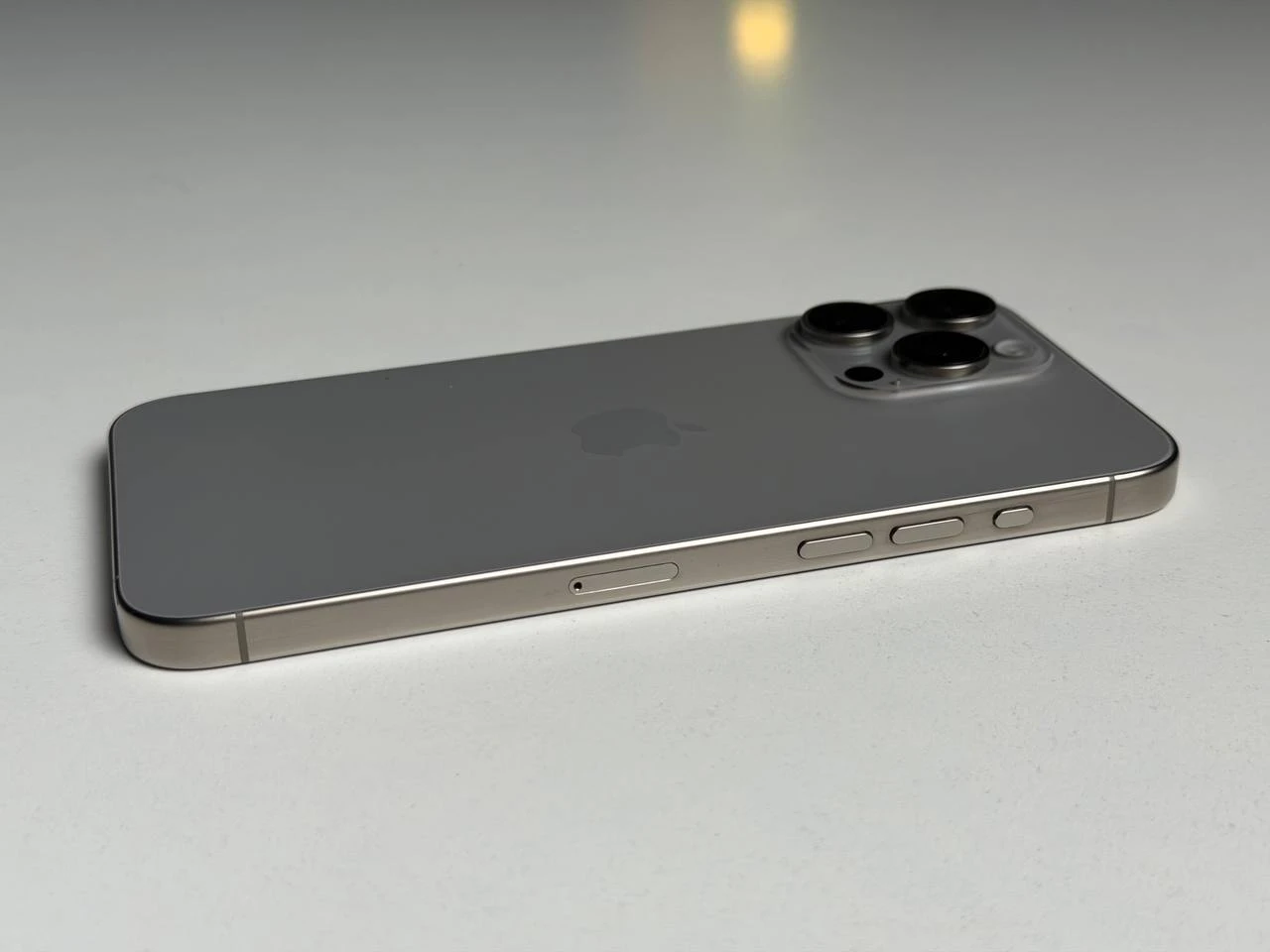 ВЖИВАНИЙ Б/У Apple iPhone 15 Pro Max 256GB Natural Titanium (MU793) - Стан: гарний | Акумулятор: 90% | Комплектація: iPhone, кабель | Гарантія: 3 міс.