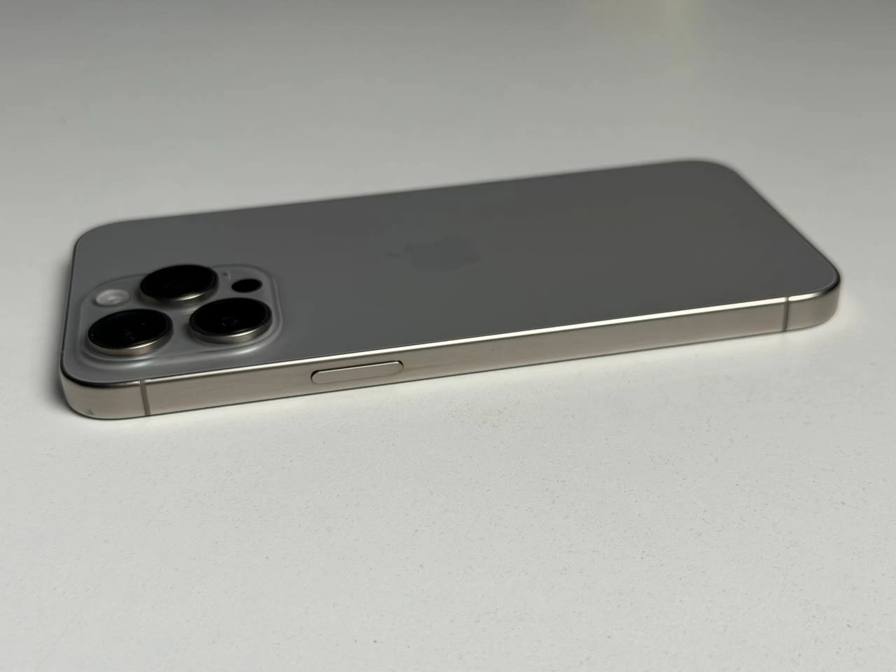 ВЖИВАНИЙ Б/У Apple iPhone 15 Pro Max 256GB Natural Titanium (MU793) - Стан: гарний | Акумулятор: 90% | Комплектація: iPhone, кабель | Гарантія: 3 міс.