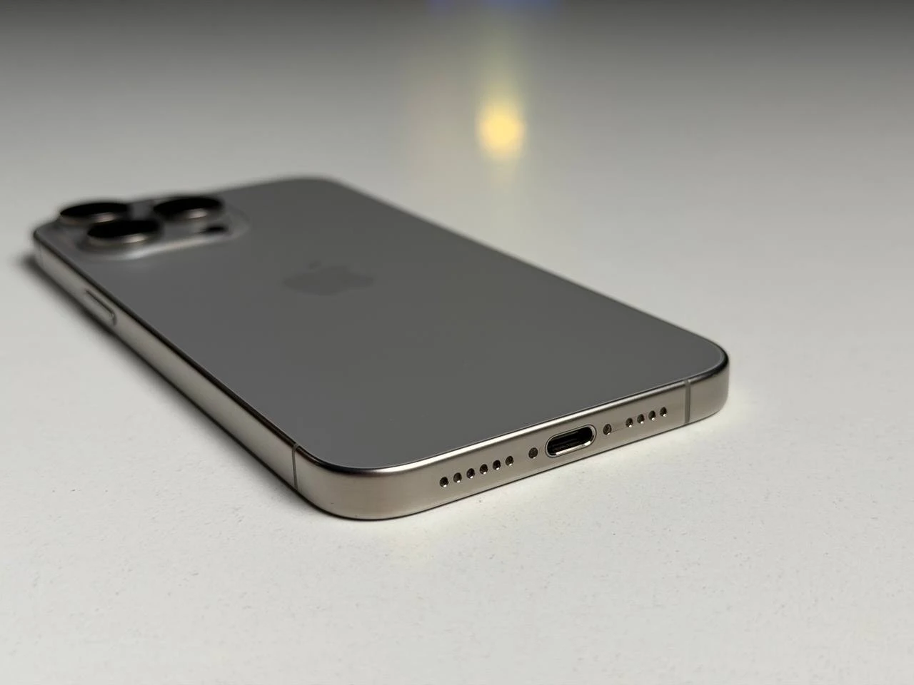 ВЖИВАНИЙ Б/У Apple iPhone 15 Pro Max 256GB Natural Titanium (MU793) - Стан: гарний | Акумулятор: 90% | Комплектація: iPhone, кабель | Гарантія: 3 міс.