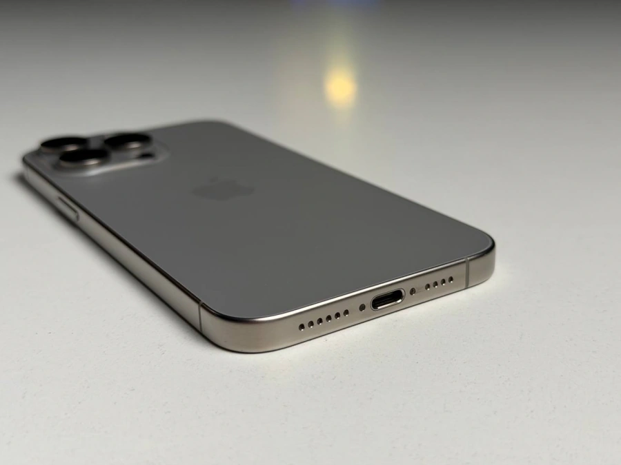ВЖИВАНИЙ Б/У Apple iPhone 15 Pro Max 256GB Natural Titanium (MU793) - Стан: гарний | Акумулятор: 90% | Комплектація: iPhone, кабель | Гарантія: 3 міс.