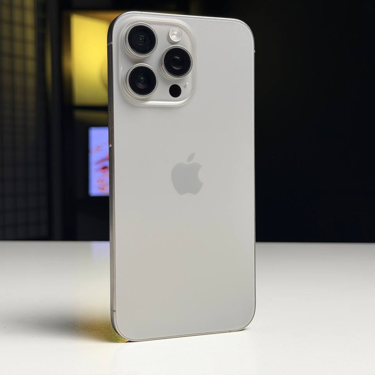 ВЖИВАНИЙ Б/У Apple iPhone 15 Pro Max 256GB Natural Titanium (MU793) - Стан: гарний | Акумулятор: 90% | Комплектація: iPhone, кабель | Гарантія: 3 міс.
