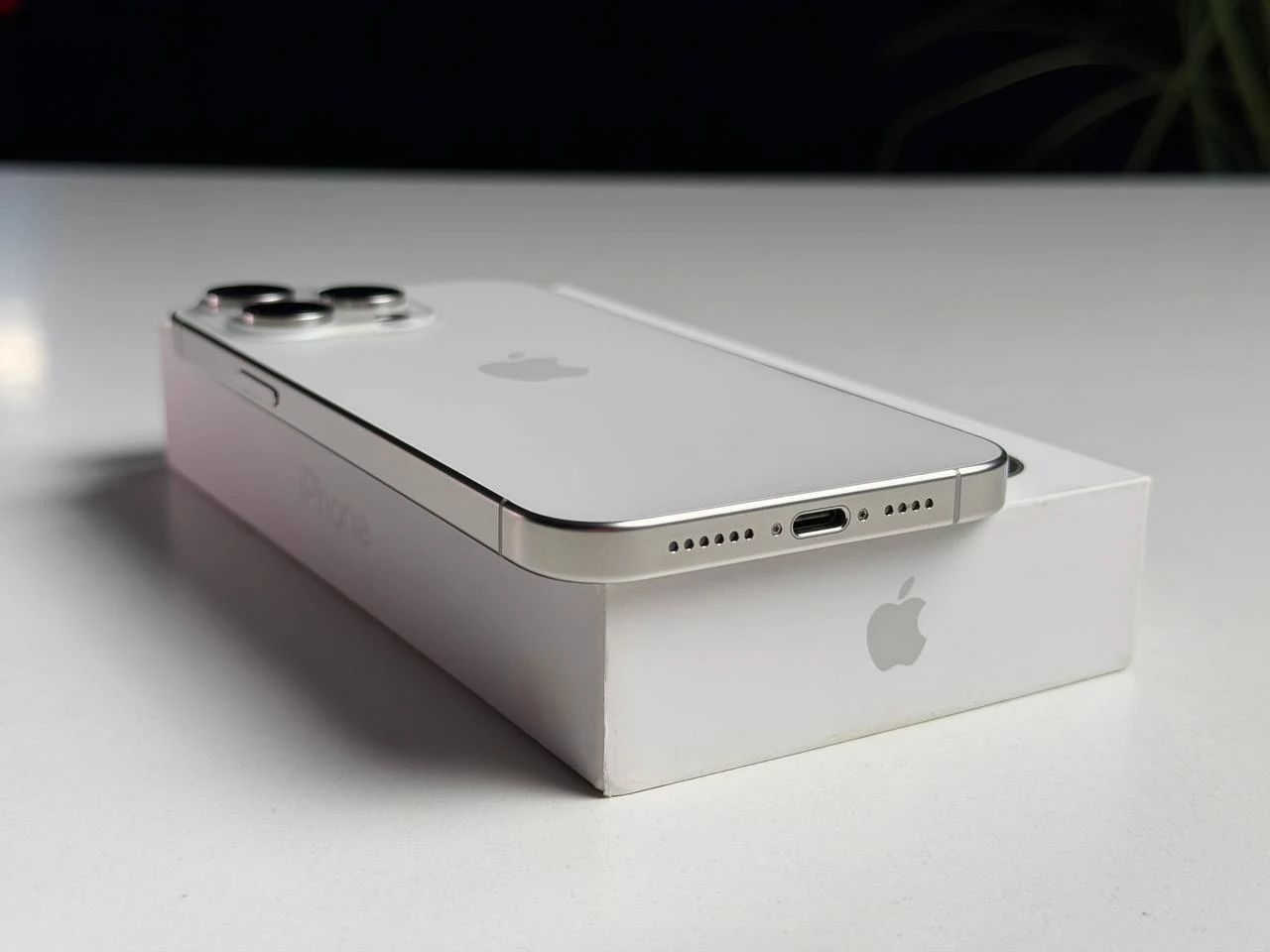 ВЖИВАНИЙ Б/У Apple iPhone 15 Pro Max 512GB White Titanium (MU7D3) - Состояние: хороший | Аккумулятор: 100% | Комплектация: полный | Гарантия: 3 мес.