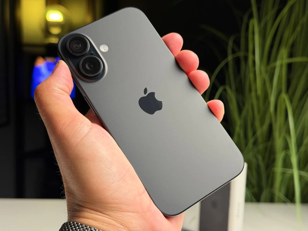 ВЖИВАНИЙ Б/У Apple iPhone 16 128GB Black (MYE73) - Стан: ідеальний | Акумулятор: 98% | Комплектація: повний | Гарантія: 3 міс.