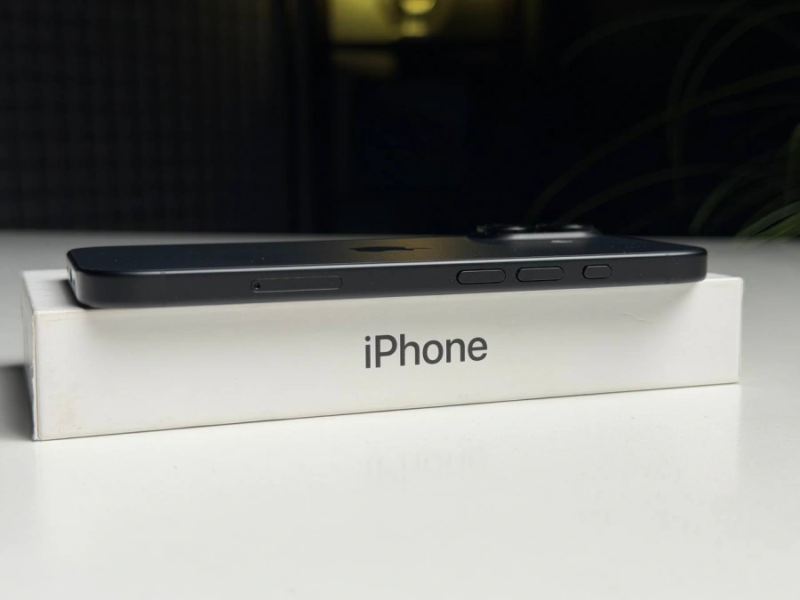 ВЖИВАНИЙ Б/У Apple iPhone 16 128GB Black (MYE73) - Стан: ідеальний | Акумулятор: 98% | Комплектація: повний | Гарантія: 3 міс.