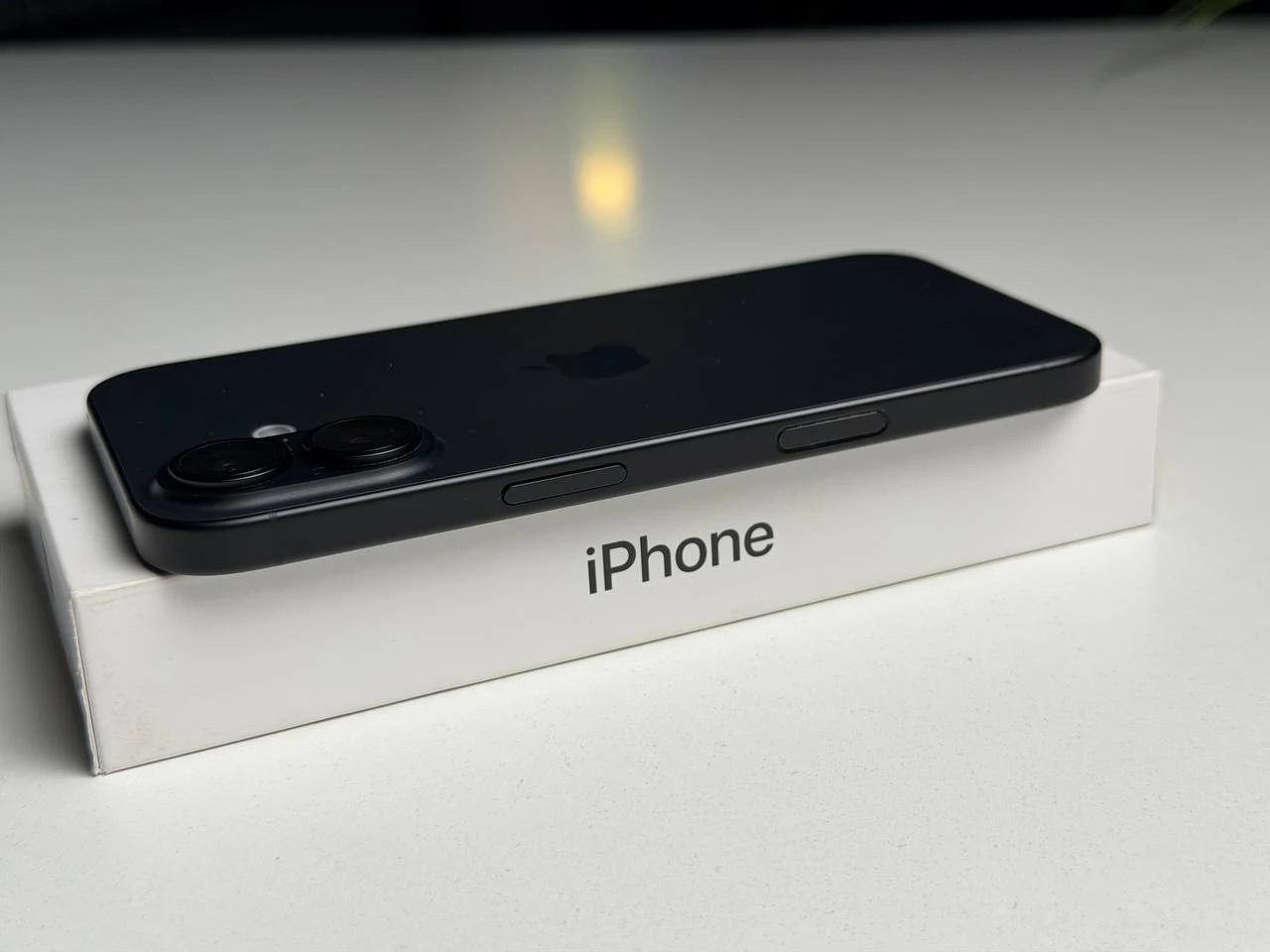 ВЖИВАНИЙ Б/У Apple iPhone 16 128GB Black (MYE73) - Стан: ідеальний | Акумулятор: 98% | Комплектація: повний | Гарантія: 3 міс.