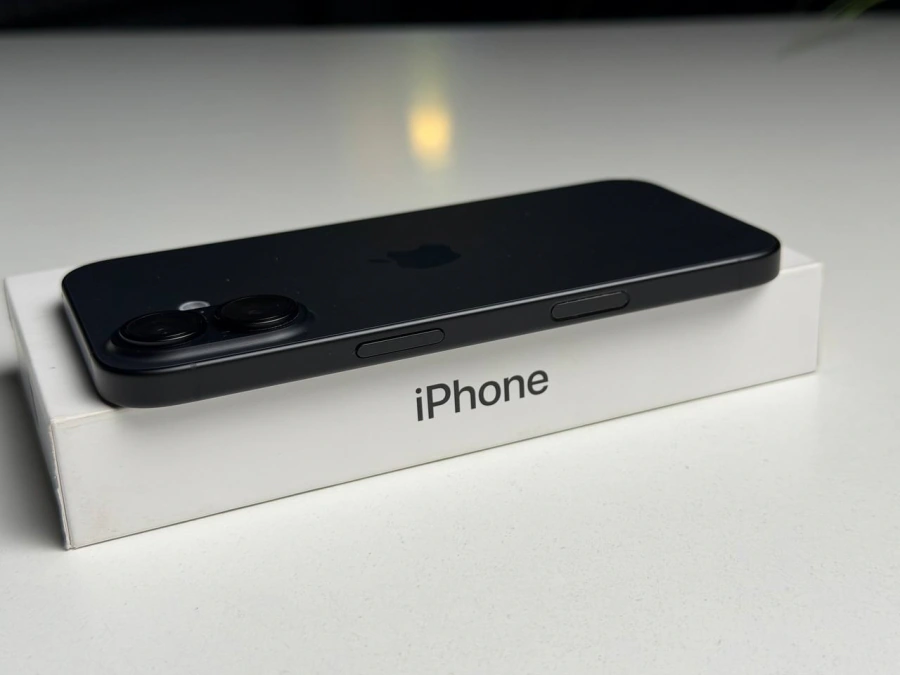 ВЖИВАНИЙ Б/У Apple iPhone 16 128GB Black (MYE73) - Стан: ідеальний | Акумулятор: 98% | Комплектація: повний | Гарантія: 3 міс.