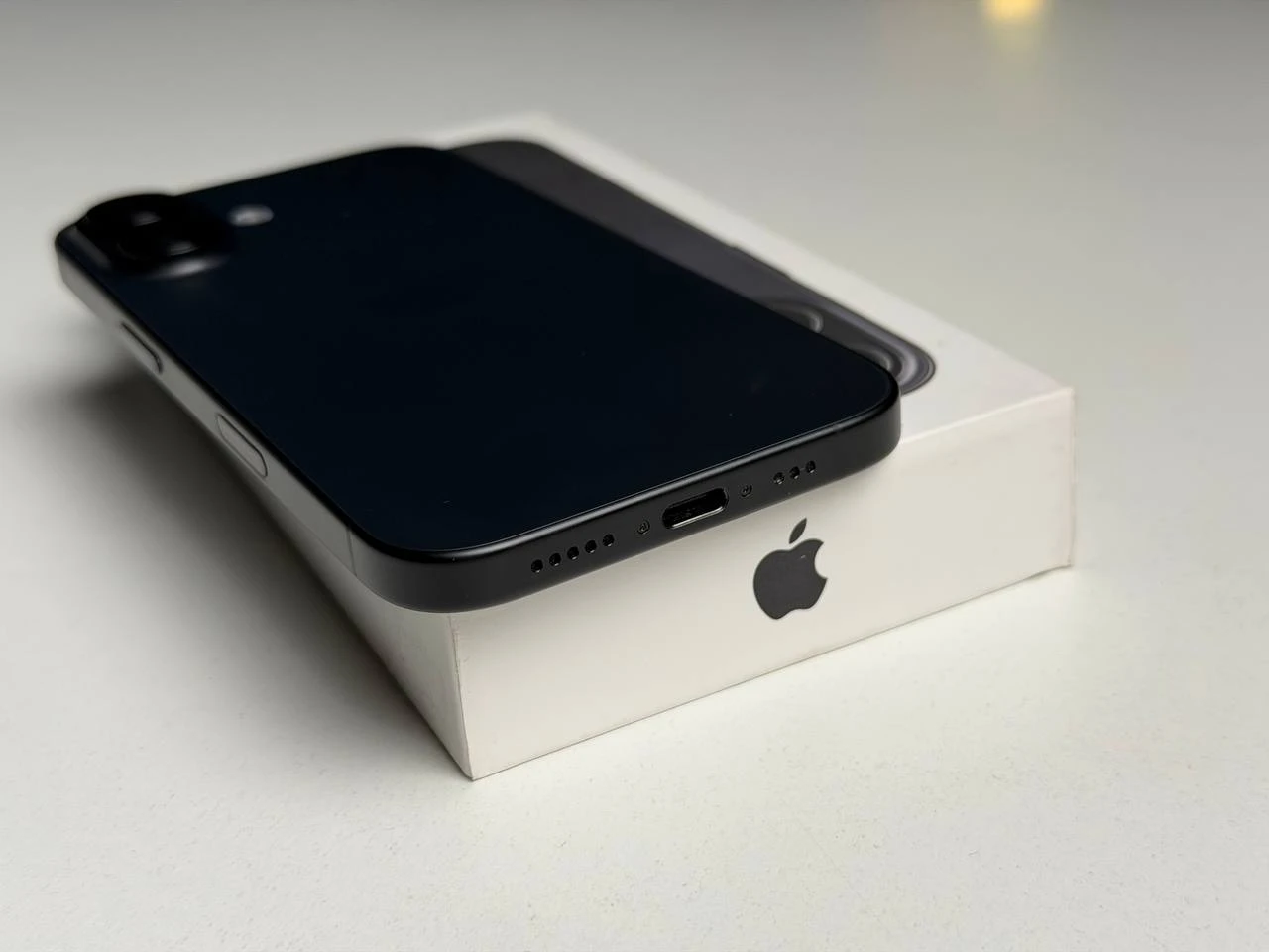 ВЖИВАНИЙ Б/У Apple iPhone 16 128GB Black (MYE73) - Стан: ідеальний | Акумулятор: 98% | Комплектація: повний | Гарантія: 3 міс.