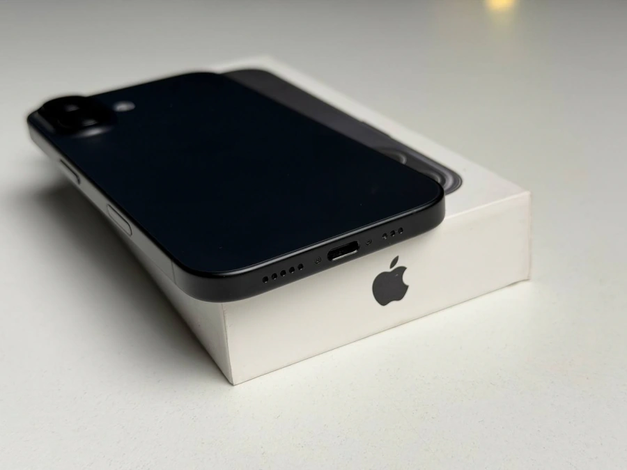 ВЖИВАНИЙ Б/У Apple iPhone 16 128GB Black (MYE73) - Стан: ідеальний | Акумулятор: 98% | Комплектація: повний | Гарантія: 3 міс.