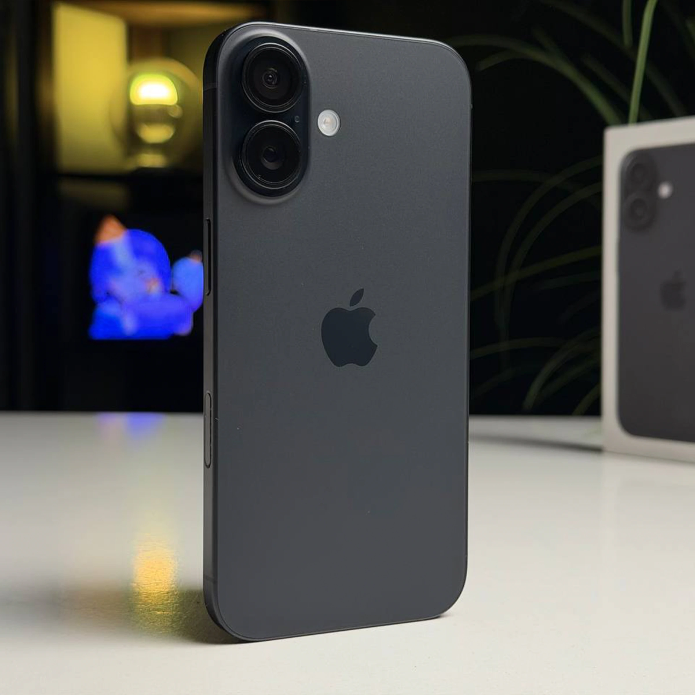 ВЖИВАНИЙ Б/У Apple iPhone 16 128GB Black (MYE73) - Стан: ідеальний | Акумулятор: 98% | Комплектація: повний | Гарантія: 3 міс.