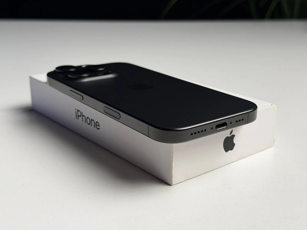 ВЖИВАНИЙ Б/У Apple iPhone 16 Pro 128GB Black Titanium (MYND3) - Состояние: хороший | Аккумулятор: 94% | Комплектация: полный | Гарантия: 3 мес.