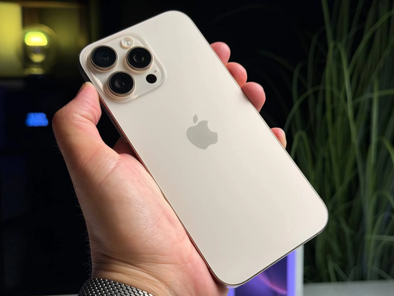 ВЖИВАНИЙ Б/У Apple iPhone 16 Pro Max 256GB Desert Titanium (MYWX3) - Состояние: хороший | Аккумулятор: 94% | Комплектация: полный | Гарантия: 3 мес.