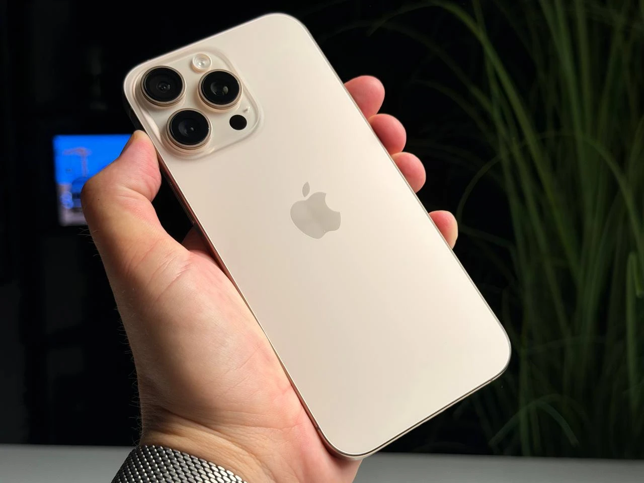 ВЖИВАНИЙ Б/У Apple iPhone 16 Pro Max 512GB Desert Titanium (MYX23) - Стан: гарний | Акумулятор: 95% | Комплектація: повний | Гарантія: 3 міс.