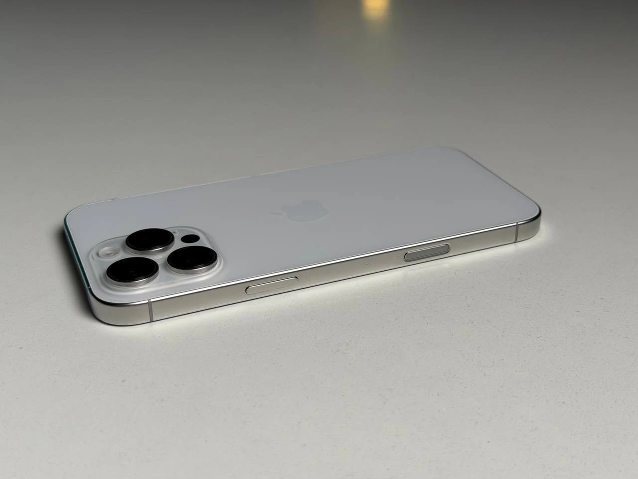 ВЖИВАНИЙ Б/У Apple iPhone 16 Pro Max 512GB White Titanium (MYX13) - Стан: гарний | Акумулятор: 92% | Комплектація: iPhone, кабель | Гарантія: 3 міс.