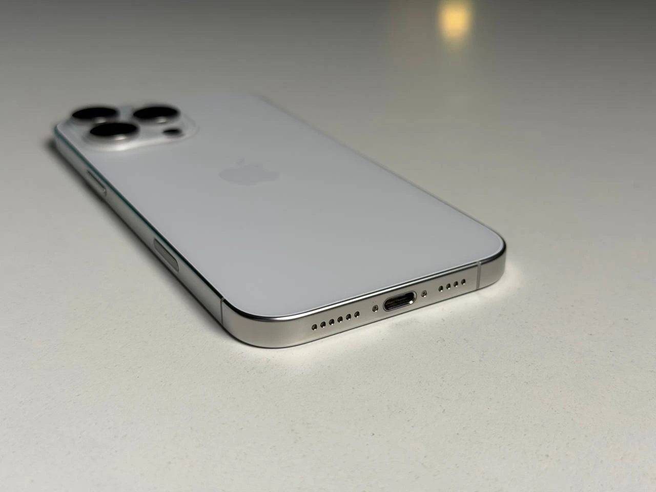 ВЖИВАНИЙ Б/У Apple iPhone 16 Pro Max 512GB White Titanium (MYX13) - Стан: гарний | Акумулятор: 92% | Комплектація: iPhone, кабель | Гарантія: 3 міс.
