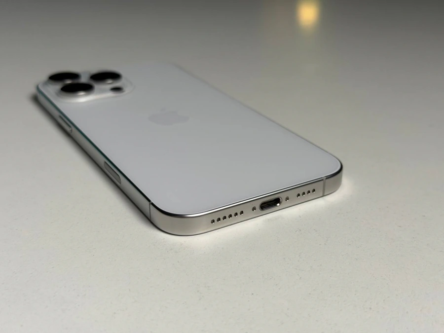 ВЖИВАНИЙ Б/У Apple iPhone 16 Pro Max 512GB White Titanium (MYX13) - Стан: гарний | Акумулятор: 92% | Комплектація: iPhone, кабель | Гарантія: 3 міс.
