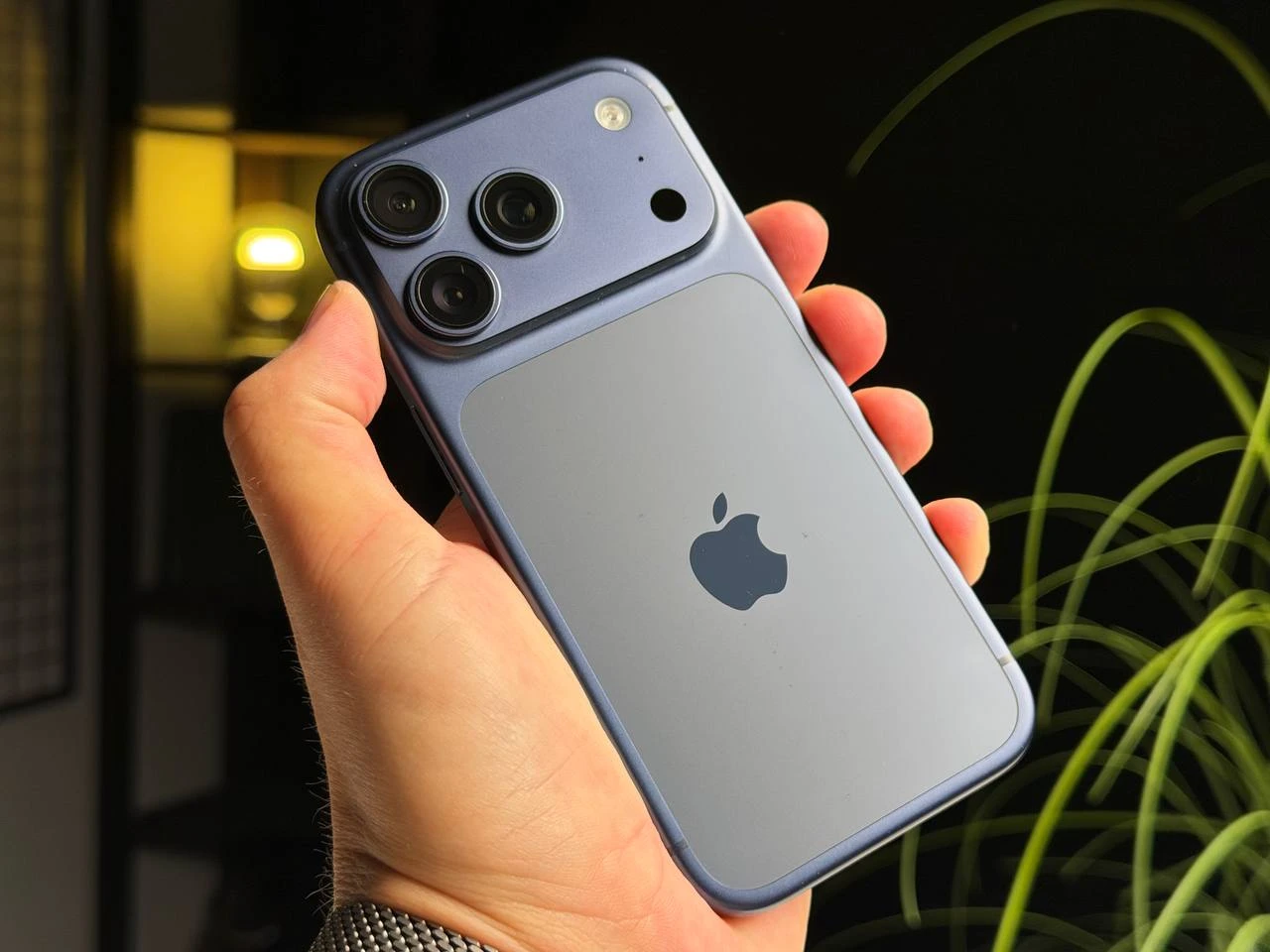 ВЖИВАНИЙ Б/У Apple iPhone 17 Pro 512GB Deep Blue (MG8N4) - Стан: гарний | Акумулятор: 100% | Комплектація: iPhone, кабель | Гарантія: 3 міс.