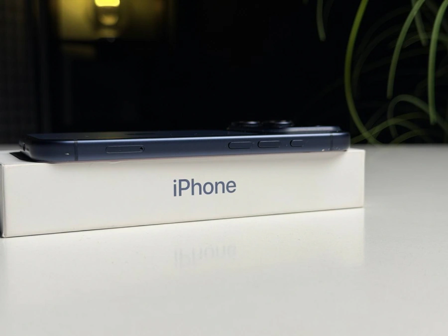 ВЖИВАНИЙ Б/У Apple iPhone 17 Pro 512GB Deep Blue (MG8N4) - Состояние: хороший | Аккумулятор: 100% | Комплектация: iPhone, кабель | Гарантия: 3 мес.