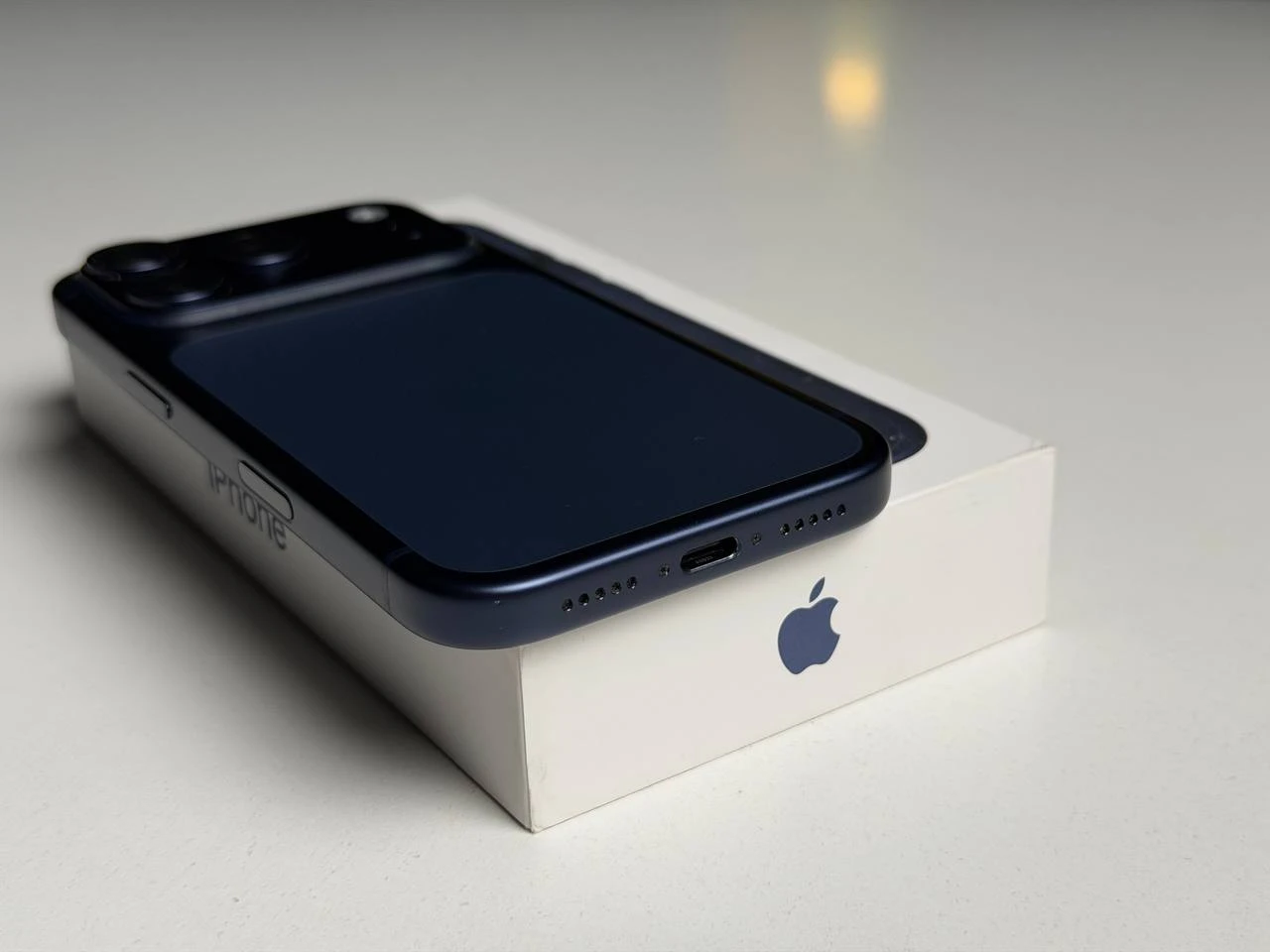 ВЖИВАНИЙ Б/У Apple iPhone 17 Pro 512GB Deep Blue (MG8N4) - Стан: гарний | Акумулятор: 100% | Комплектація: iPhone, кабель | Гарантія: 3 міс.