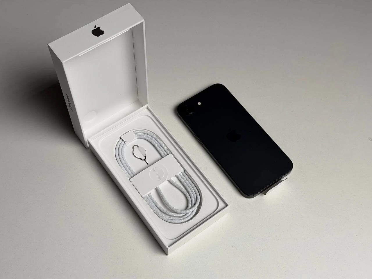 OPEN BOX Apple iPhone 17e 256GB Black (MHRV4) - Состояние: идеальный | Аккумулятор: 100% | Комплектация: полный | Гарантия: 3 мес.