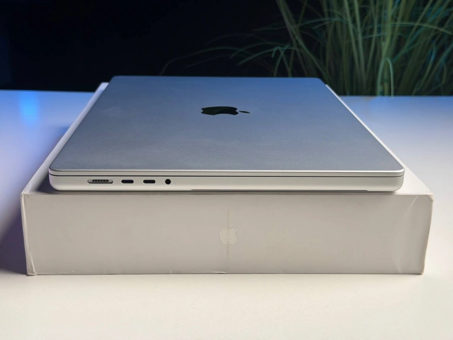 ВЖИВАНИЙ Б/У Apple MacBook Pro 16" M4 Pro/14CPU/20GPU/48GB/512GB Silver 2024 (MX2U3) - Стан: ідеальний | Акумулятор: 100% | Комплектація: повний | Гарантія: 3 міс.