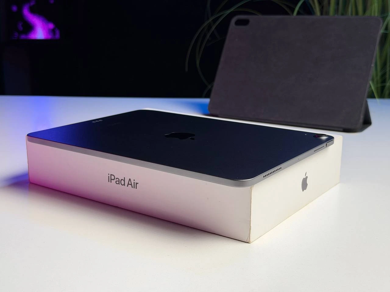 ВЖИВАНИЙ Б/У iPad Air 5 10.9'' Wi-Fi 64GB Space Gray (MM9C3) - Стан: гарний | Акумулятор: 80% | Комплектація: повний + чохол | Гарантія: 3 міс.