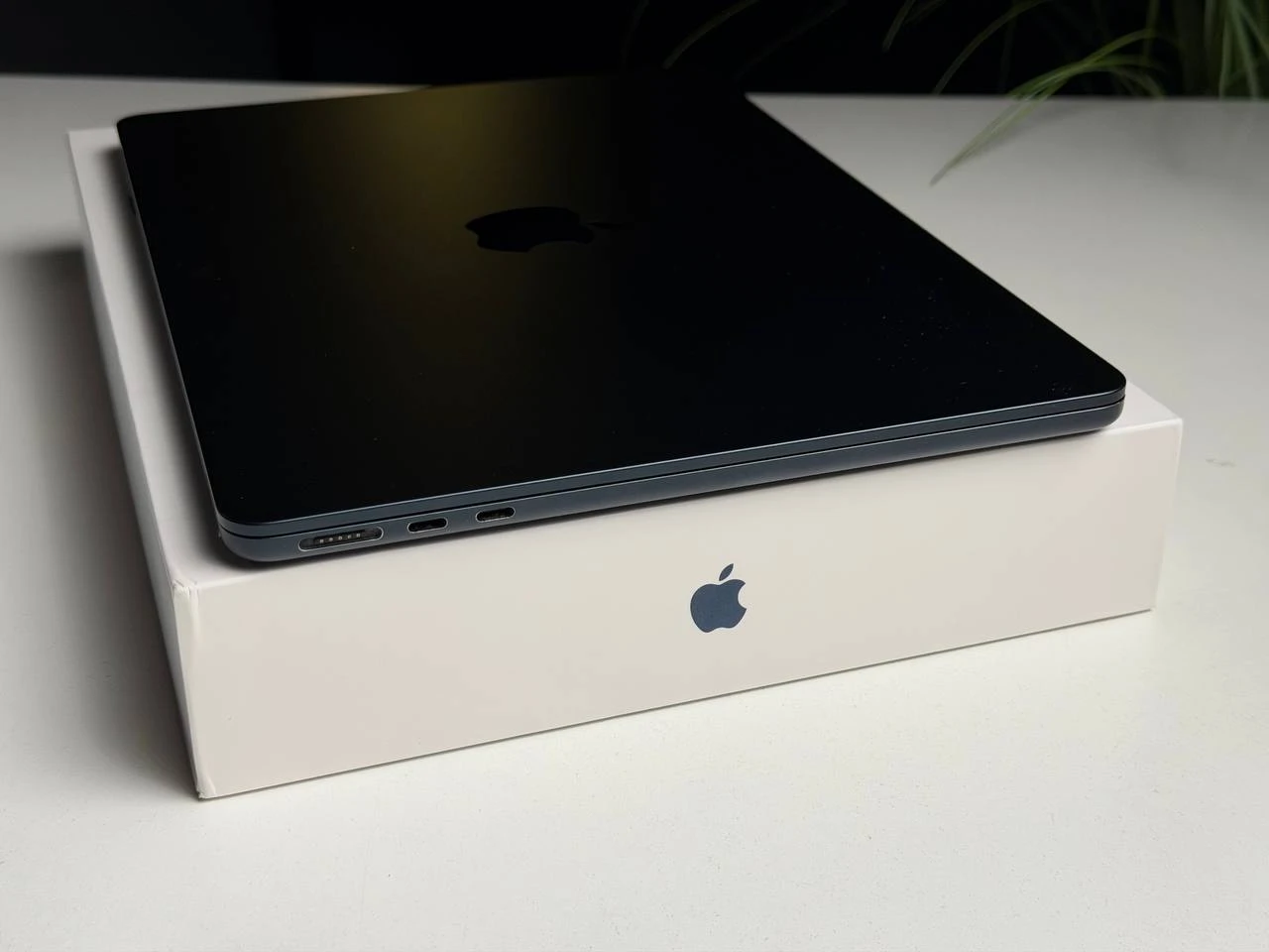 ВЖИВАНИЙ Б/У MacBook Air 13.6" M2/8CPU/8GPU/8GB/256GB Midnight 2022 (MLY33) - Стан: задовільний | Акумулятор: 86% | Комплектація: повний | Гарантія: 3 міс.