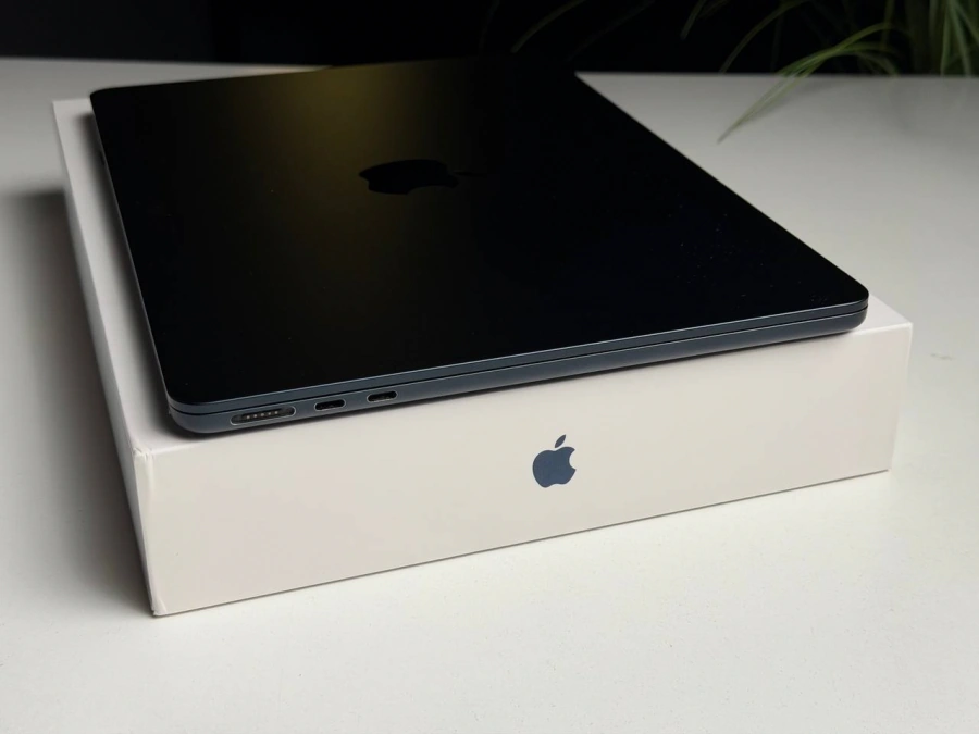 ВЖИВАНИЙ Б/У MacBook Air 13.6" M2/8CPU/8GPU/8GB/256GB Midnight 2022 (MLY33) - Стан: задовільний | Акумулятор: 86% | Комплектація: повний | Гарантія: 3 міс.