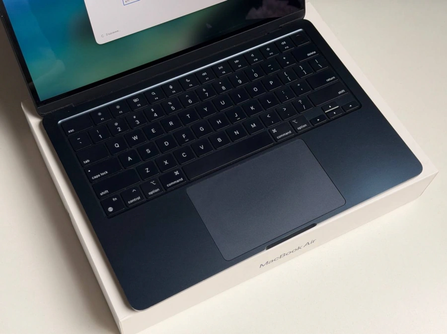 ВЖИВАНИЙ Б/У MacBook Air 13.6" M2/8CPU/8GPU/8GB/256GB Midnight 2022 (MLY33) - Стан: задовільний | Акумулятор: 86% | Комплектація: повний | Гарантія: 3 міс.