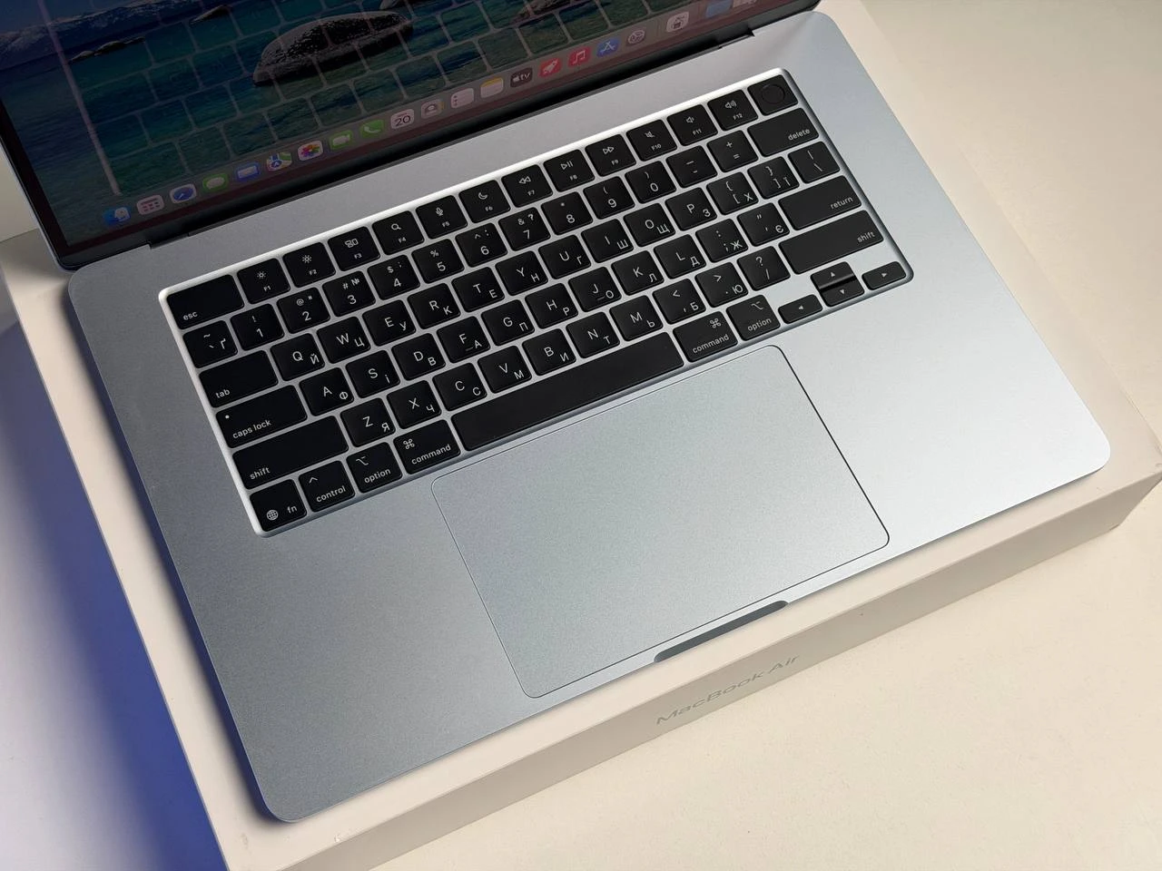 ВЖИВАНИЙ Б/У MacBook Air 15" 2025 M4/10CPU/10GPU/24GB/1TB Sky Blue (Z1HD000G0) - Стан: гарний | Акумулятор: 100% | Комплектація: повний | Гарантія: 3 міс.