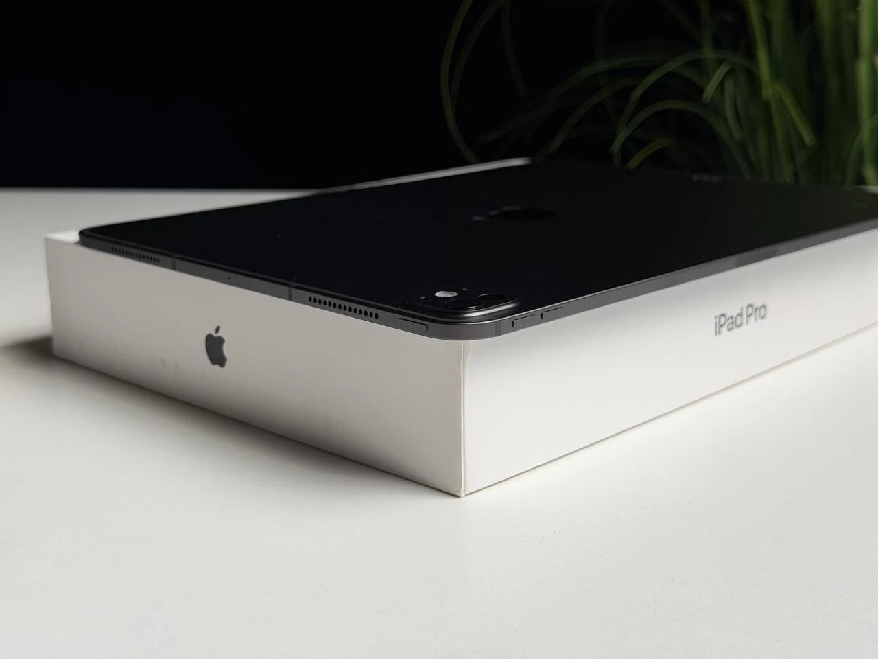 OPEN BOX Планшет Apple iPad Pro 13" M4 2024 Wi-Fi + Cellular 512GB with Standard glass - Space Black (MVXU3) - Стан: ідеальний | Акумулятор: 100% | Комплектація: повний | Гарантія: 3 міс.