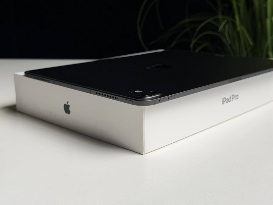 OPEN BOX Планшет Apple iPad Pro 13" M4 2024 Wi-Fi + Cellular 512GB with Standard glass - Space Black (MVXU3) - Стан: ідеальний | Акумулятор: 100% | Комплектація: повний | Гарантія: 3 міс.