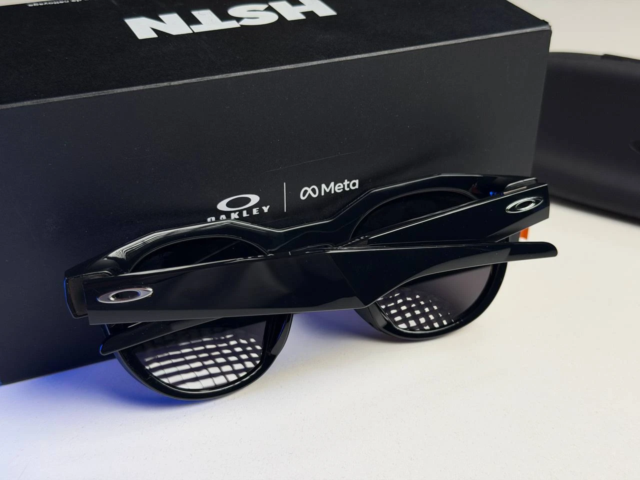 OPEN BOX Смарт-окуляри Oakley | Meta HSTN - Black Frame / Prizm Black Polarized Lenses (OW8002‑0351) - Стан: ідеальний | Акумулятор: 100% | Комплектація: повний | Гарантія: 3 міс.