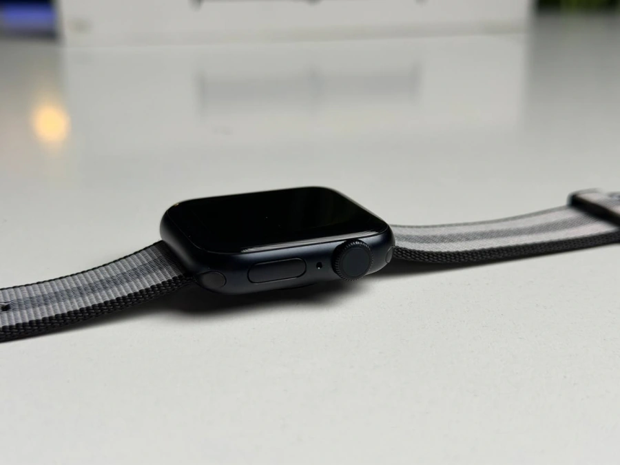 ВІТРИННИЙ Apple Watch SE 3 GPS + Cellular 40mm Midnight Aluminum Case with Black Stripe Woven Nylon Band (MEP94) - Стан: ідеальний | Акумулятор: 100% | Комплектація: повний, без коробки | Гарантія: 3 міс.
