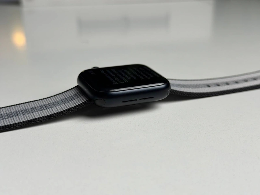ВІТРИННИЙ Apple Watch SE 3 GPS + Cellular 40mm Midnight Aluminum Case with Black Stripe Woven Nylon Band (MEP94) - Стан: ідеальний | Акумулятор: 100% | Комплектація: повний, без коробки | Гарантія: 3 міс.