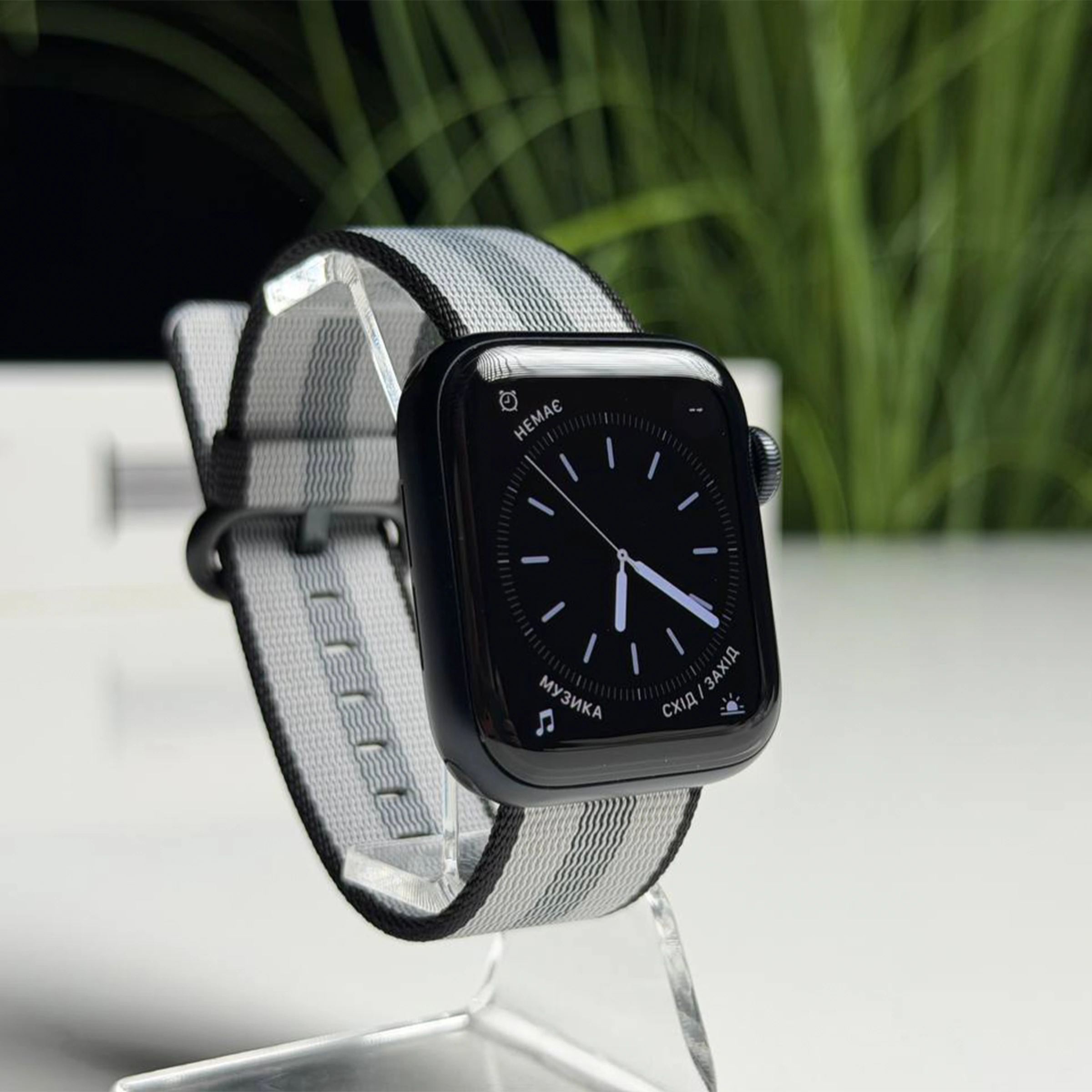 ВІТРИННИЙ Apple Watch SE 3 GPS + Cellular 40mm Midnight Aluminum Case with Black Stripe Woven Nylon Band (MEP94) - Стан: ідеальний | Акумулятор: 100% | Комплектація: повний, без коробки | Гарантія: 3 міс.