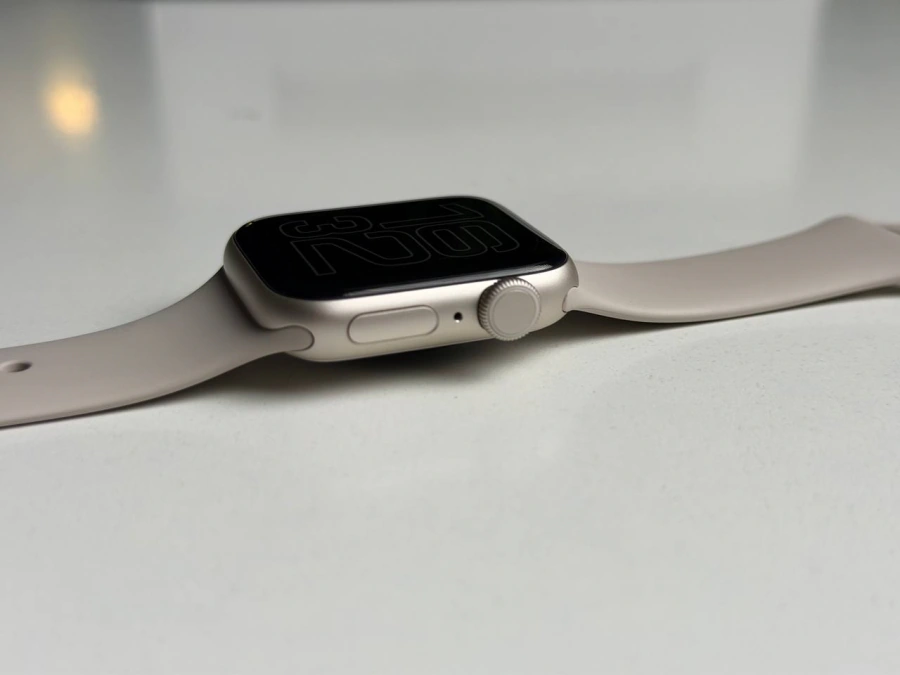 ВІТРИННИЙ Apple Watch SE 3 GPS + Cellular 40mm Starlight Aluminum Case with Starlight Sport Band - S/M (MEP64) - Стан: ідеальний | Акумулятор: 100% | Комплектація: повний, без коробки | Гарантія: 3 міс.