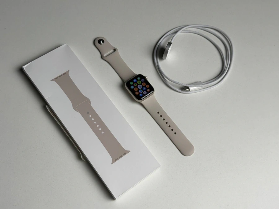 ВІТРИННИЙ Apple Watch SE 3 GPS + Cellular 40mm Starlight Aluminum Case with Starlight Sport Band - S/M (MEP64) - Стан: ідеальний | Акумулятор: 100% | Комплектація: повний, без коробки | Гарантія: 3 міс.