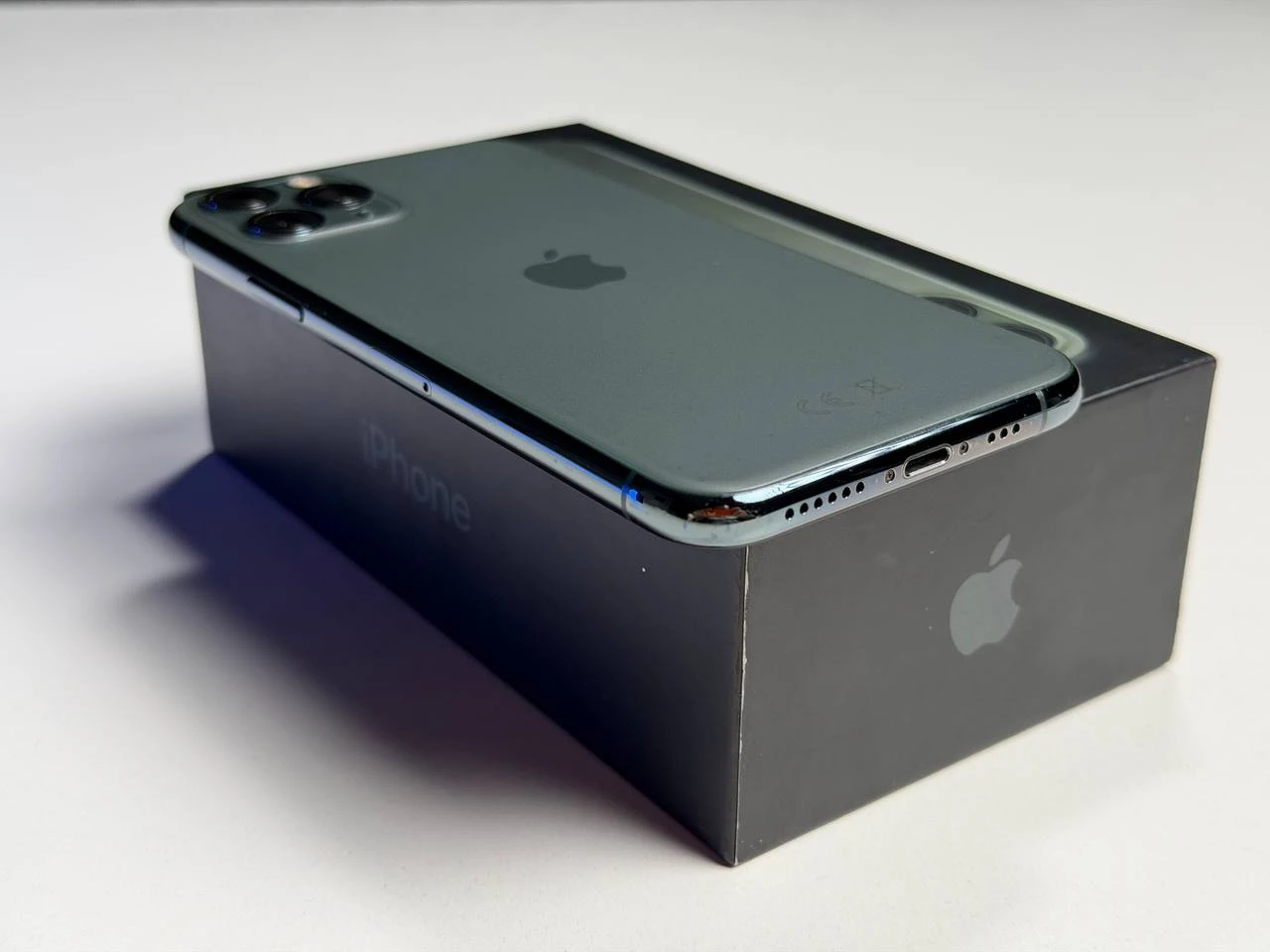 ВЖИВАНИЙ Б/У Apple iPhone 11 Pro 256GB Midnight Green (MWCQ2) - Стан: гарний | Акумулятор: 100% | Комплектація: повний | Гарантія: 3 міс.