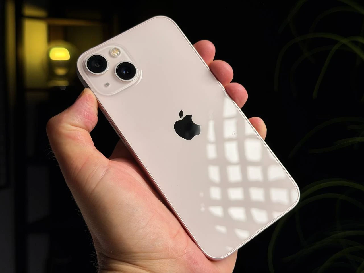 ВЖИВАНИЙ Б/У Apple iPhone 13 128GB Pink (MLMN3, MLPH3) - Стан: гарний | Акумулятор: 100% | Комплектація: повний | Гарантія: 3 міс.