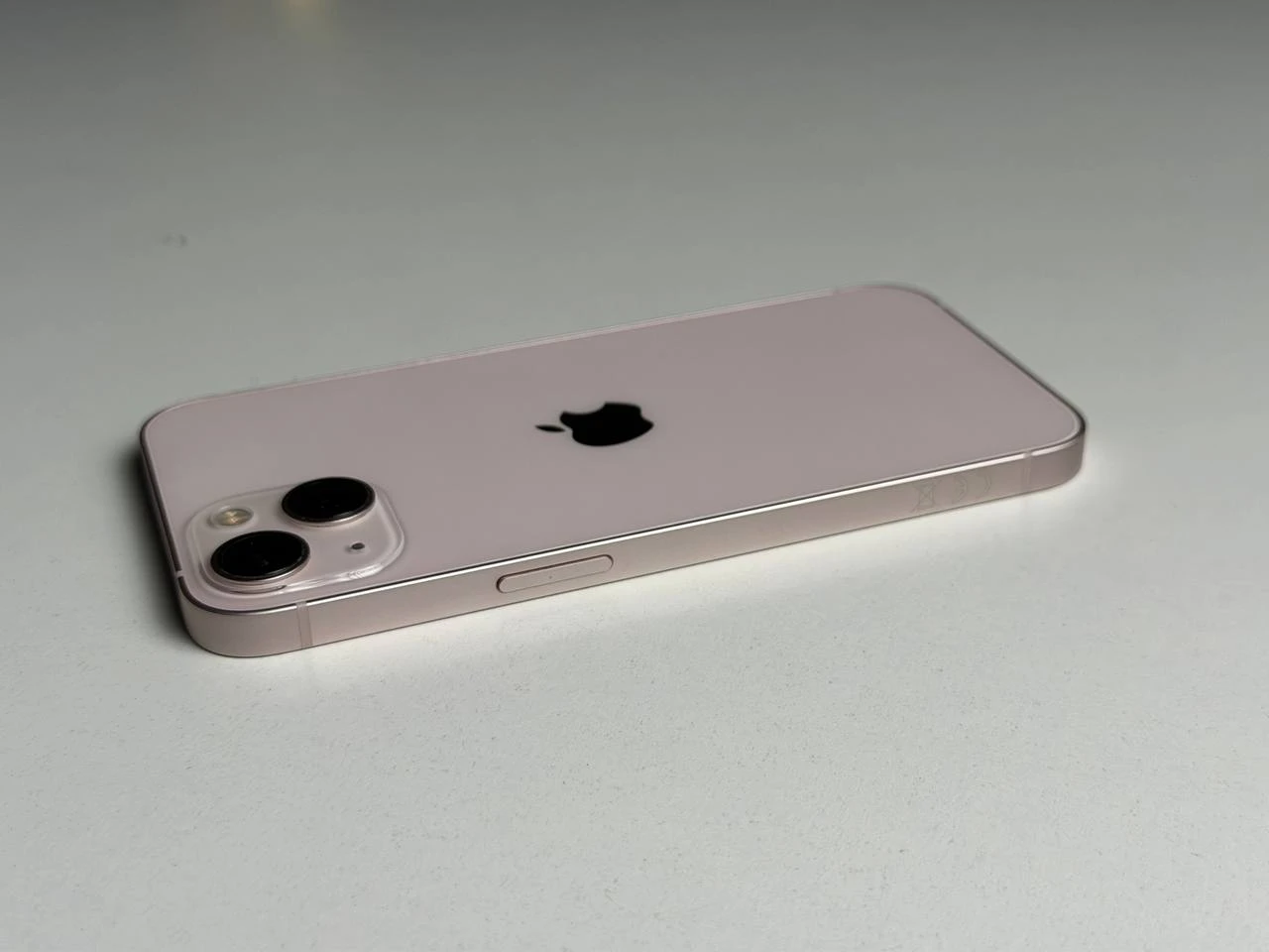 ВЖИВАНИЙ Б/У Apple iPhone 13 128GB Pink (MLMN3, MLPH3) - Стан: гарний | Акумулятор: 100% | Комплектація: повний | Гарантія: 3 міс.