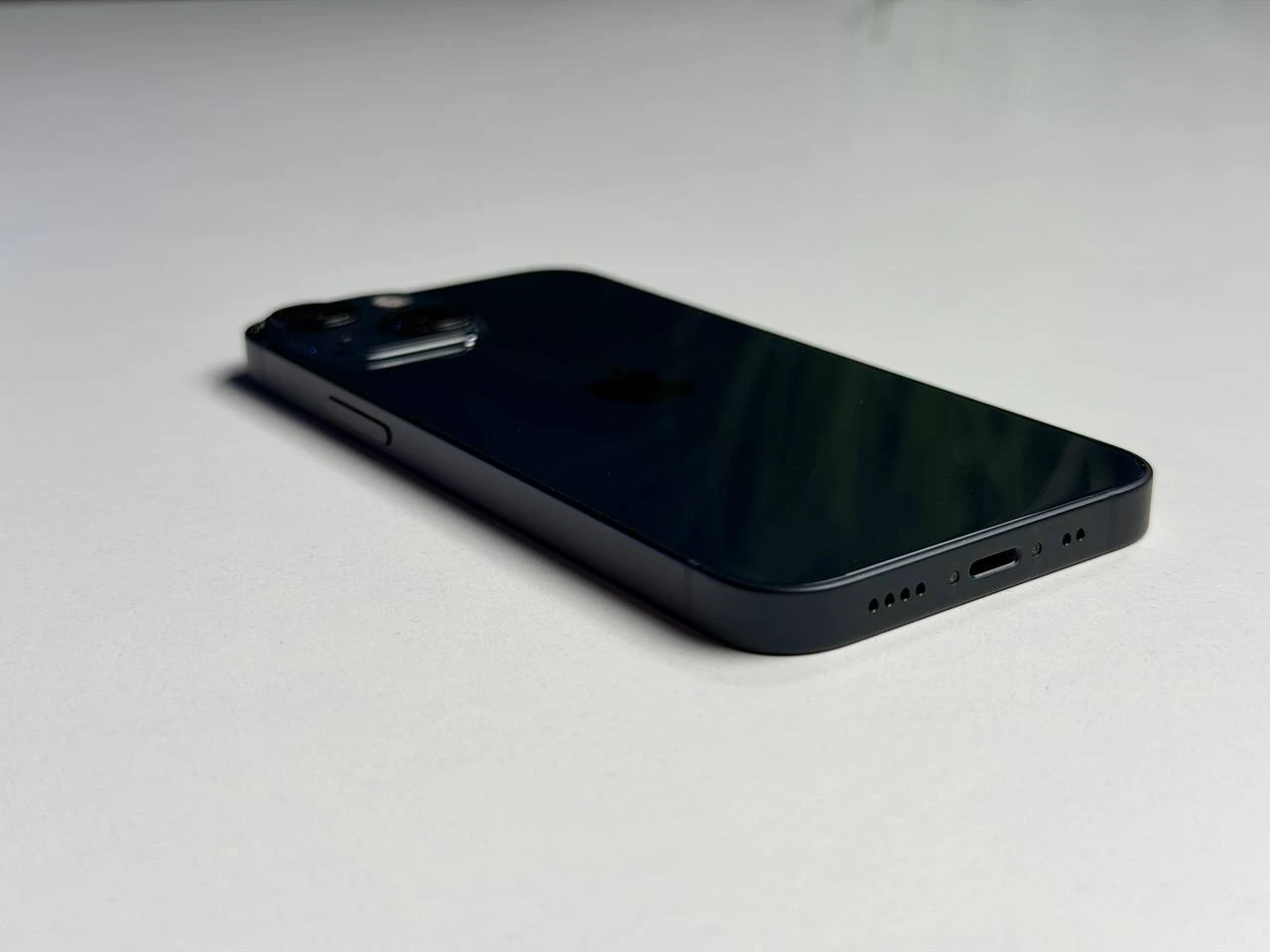ВЖИВАНИЙ Б/У Apple iPhone 13 Mini 128GB Midnight (MLHM3, MLK03) - Состояние: хороший | Аккумулятор: 100% | Комплектация: iPhone, кабель | Гарантия: 3 мес.