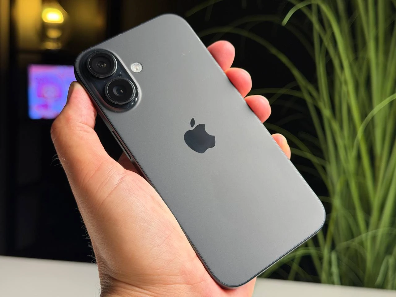 ВЖИВАНИЙ Б/У Apple iPhone 16 128GB Black (MYE73) - Стан: гарний (мінялось скло дисплею) | Акумулятор: 100% | Комплектація: iPhone, кабель | Гарантія: 3 міс.