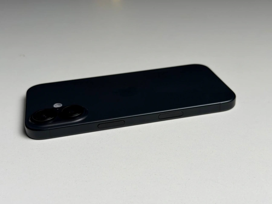 ВЖИВАНИЙ Б/У Apple iPhone 16 128GB Black (MYE73) - Стан: гарний (мінялось скло дисплею) | Акумулятор: 100% | Комплектація: iPhone, кабель | Гарантія: 3 міс.