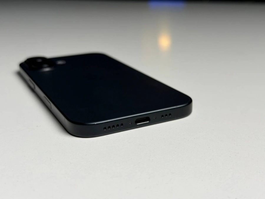 ВЖИВАНИЙ Б/У Apple iPhone 16 128GB Black (MYE73) - Стан: гарний (мінялось скло дисплею) | Акумулятор: 100% | Комплектація: iPhone, кабель | Гарантія: 3 міс.