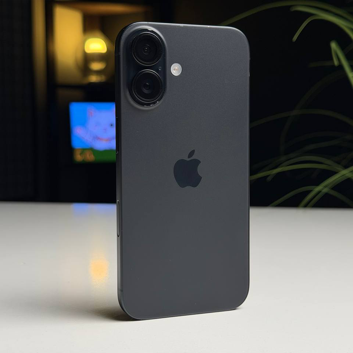 ВЖИВАНИЙ Б/У Apple iPhone 16 128GB Black (MYE73) - Стан: гарний (мінялось скло дисплею) | Акумулятор: 100% | Комплектація: iPhone, кабель | Гарантія: 3 міс.