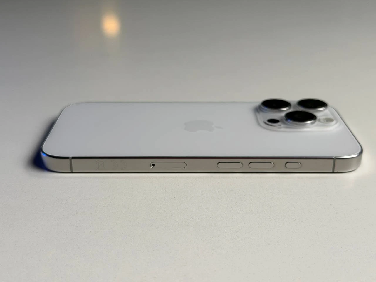 ВЖИВАНИЙ Б/У Apple iPhone 16 Pro 256GB White Titanium (MYNJ3) - Состояние: хороший | Аккумулятор: 90% | Комплектация: iPhone, кабель | Гарантия: 3 мес.