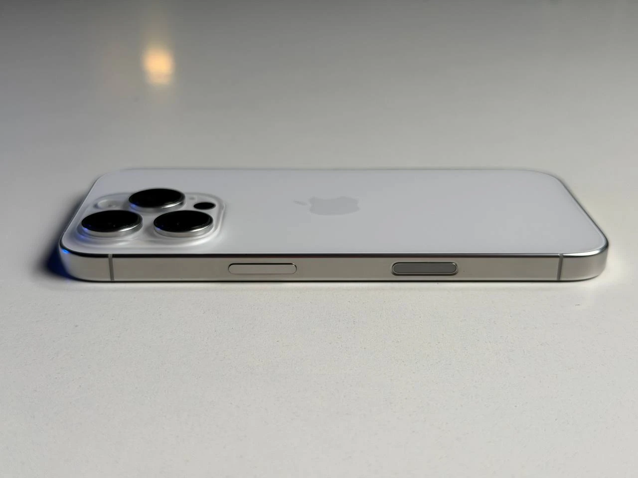 ВЖИВАНИЙ Б/У Apple iPhone 16 Pro 256GB White Titanium (MYNJ3) - Состояние: хороший | Аккумулятор: 90% | Комплектация: iPhone, кабель | Гарантия: 3 мес.